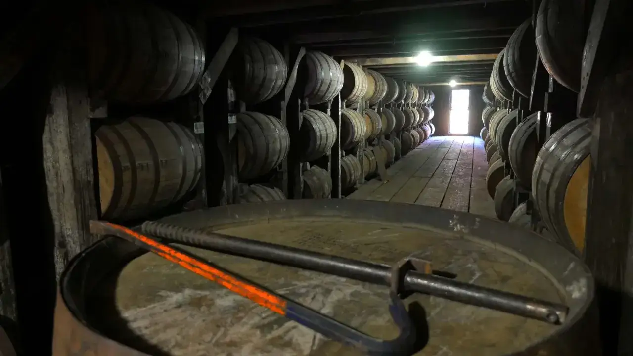 Fässer in einer Lagerhalle. Hier reift der Whisky, der später als Single Malt bekannt wird.