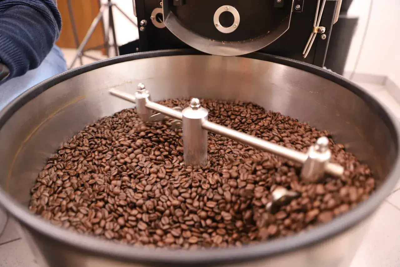 Kaffeer&ouml;ster mit frisch ger&ouml;steten Bohnen. Die Hitze kann Acrylamid im Kaffee bilden, aber die R&ouml;stung ist entscheidend f&uuml;r den Geschmack.
