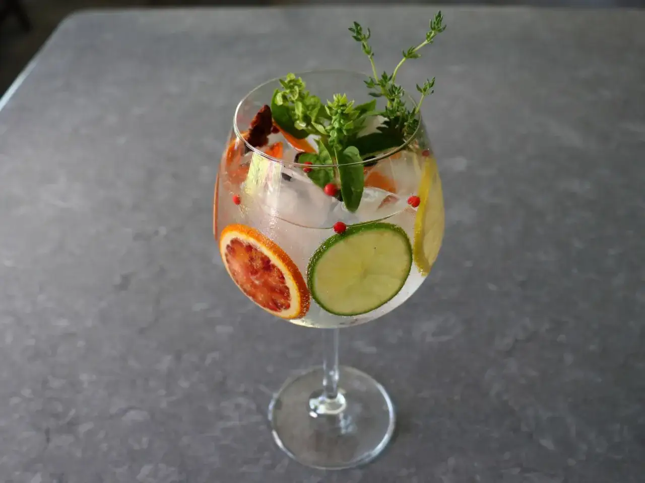 Ein erfrischender Gin Tonic mit Blutorange, Limette und Kräutern. Die Frage
