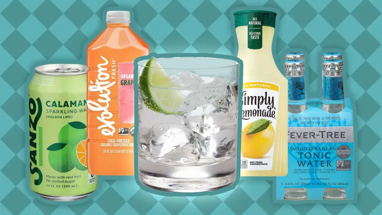 Erfrischendes Glas mit Eis und Limette, daneben Sanzo Calamansi, Evolution Grapefruit, Simply Lemonade und Fever-Tree Tonic Water – perfekt zum Mixen mit Gin.
