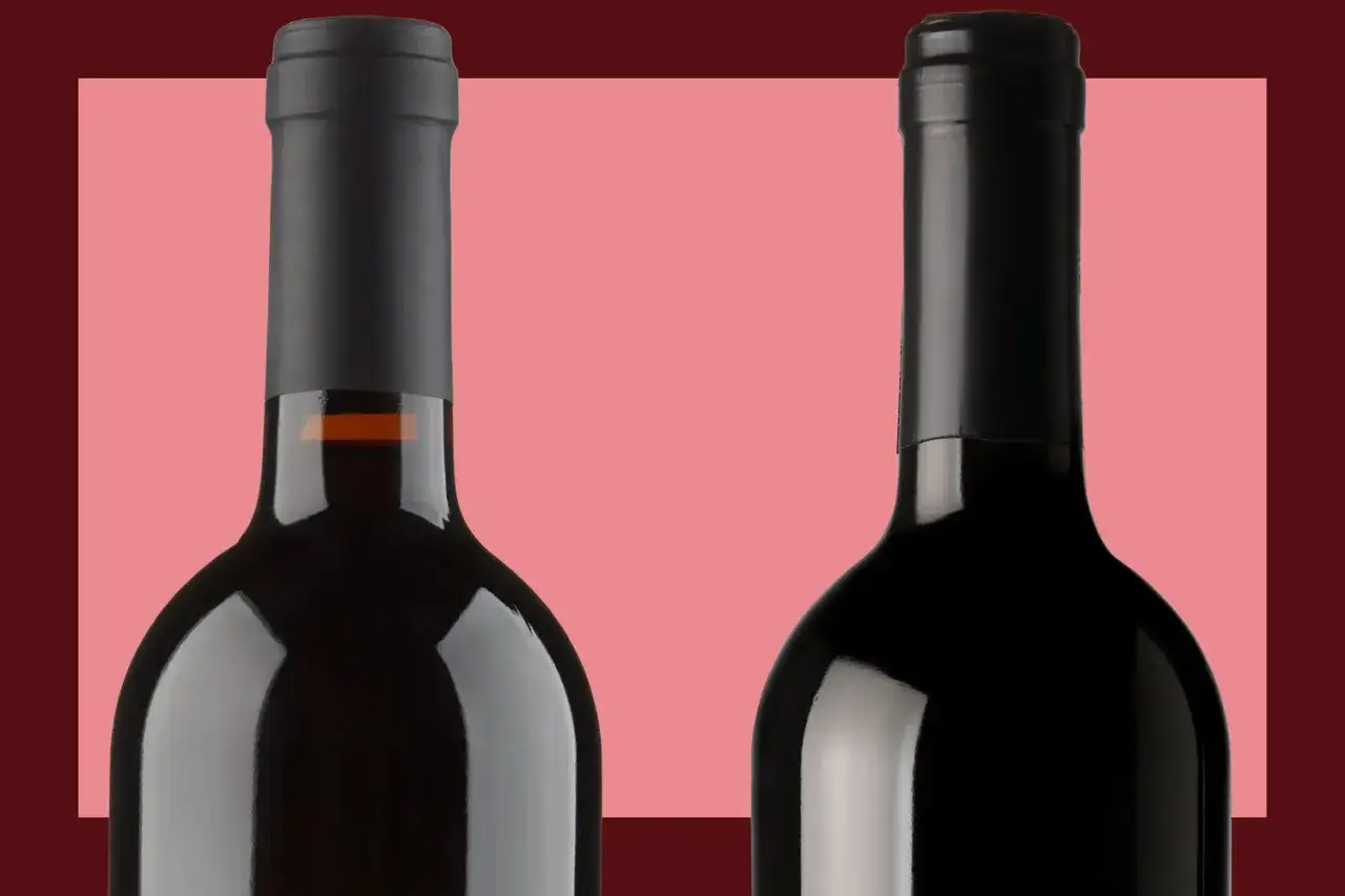 Zwei dunkle Weinflaschen, die den Unterschied zwischen Cabernet Sauvignon und Merlot zeigen.
