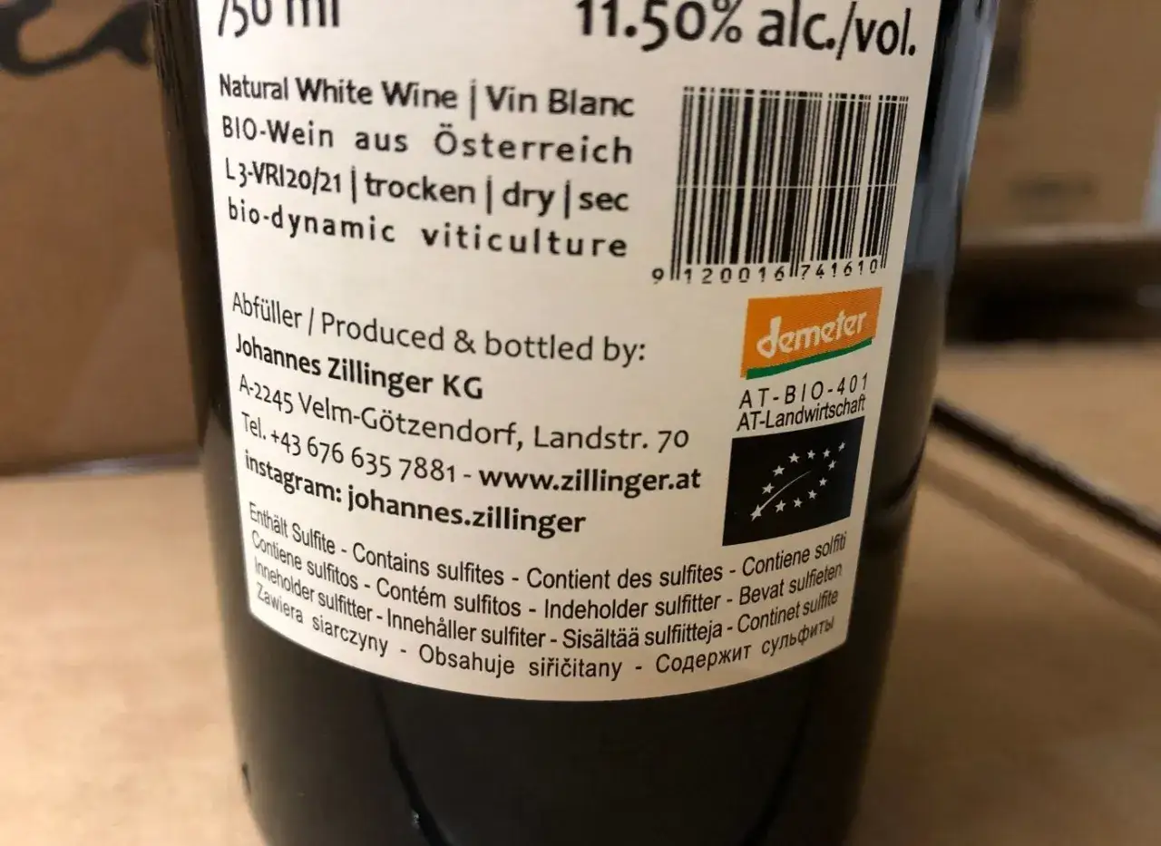 Etikett erklärt, warum sulfite im Wein sind: als Konservierungsmittel, um die Haltbarkeit zu sichern. Bio-Wein aus Österreich.