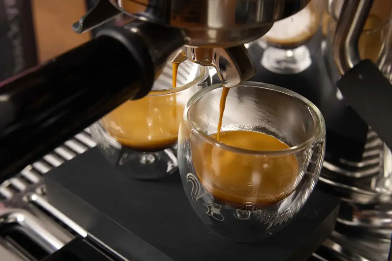 Frisch gebr&uuml;hter amerikanischer Kaffee flie&szlig;t in zwei transparente Gl&auml;ser.