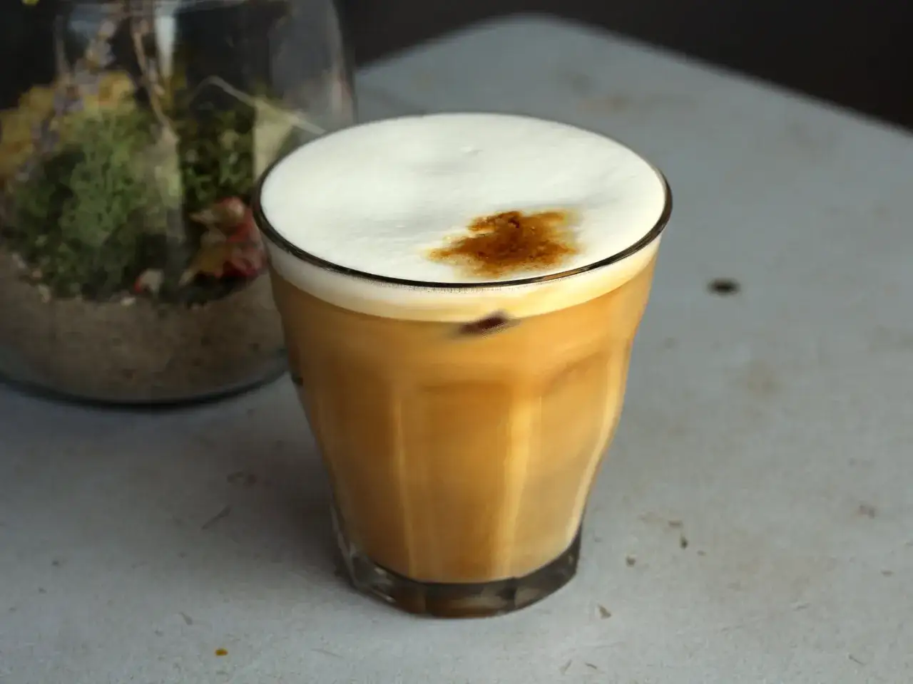 Ein erfrischender Flat White mit cremigem Milchschaum, perfekt für die Zubereitung an einem warmen Tag.