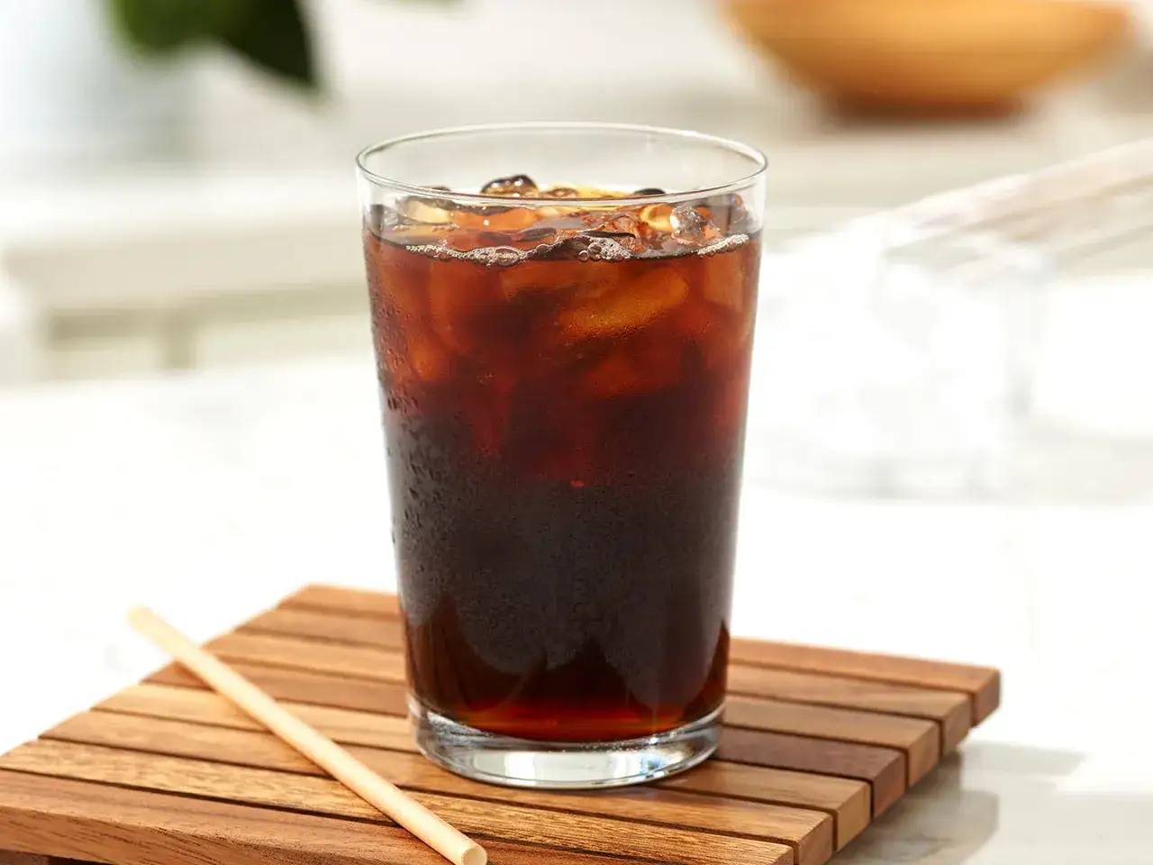 Erfrischender Eis Americano in einem Glas mit Eiswürfeln, bereit zum Genießen.