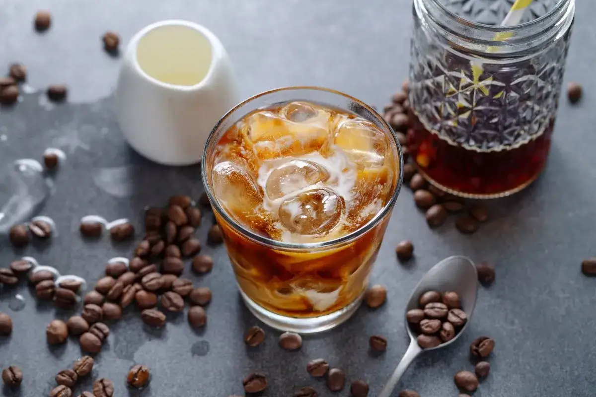 Erfrischender Cold Brew Kaffee mit Eis und Milch. Der hohe cold brew koffein Gehalt macht ihn zum perfekten Wachmacher.