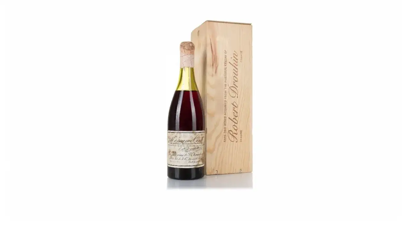 Eine Flasche Rotwein von Robert Drouhin in Holzkiste. Man fragt sich, wie teuer ist der teuerste Wein der Welt?